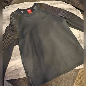 NIKE Black Sweatshirt Sz L Never worn***small pull On back of shirt see last pic